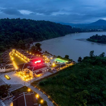 Regenta Resort & Spa By Riverside, Chitwan Bagian luar foto