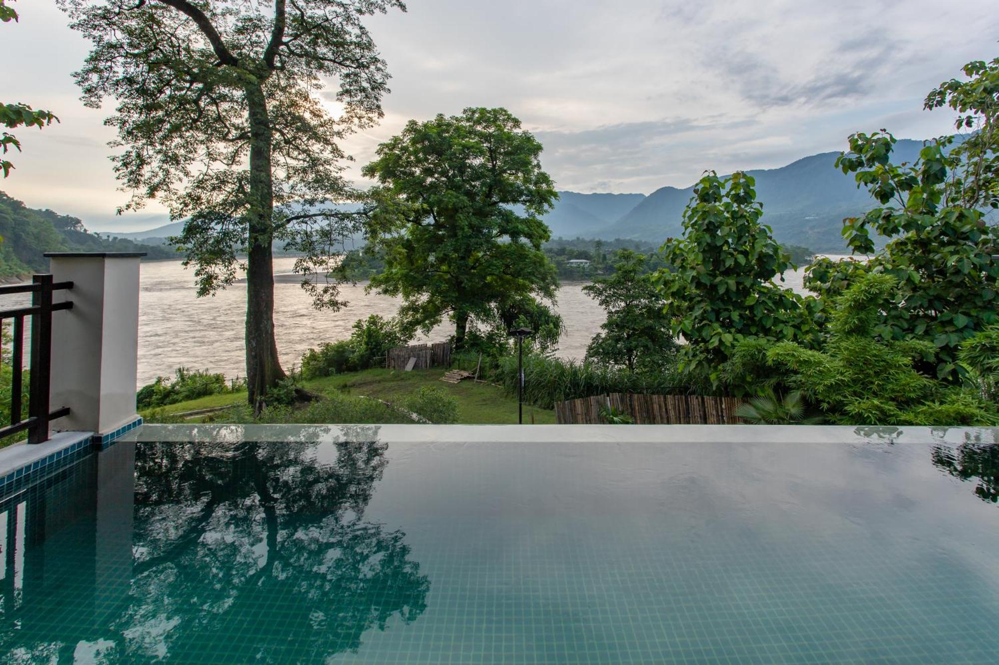 Regenta Resort & Spa By Riverside, Chitwan Bagian luar foto