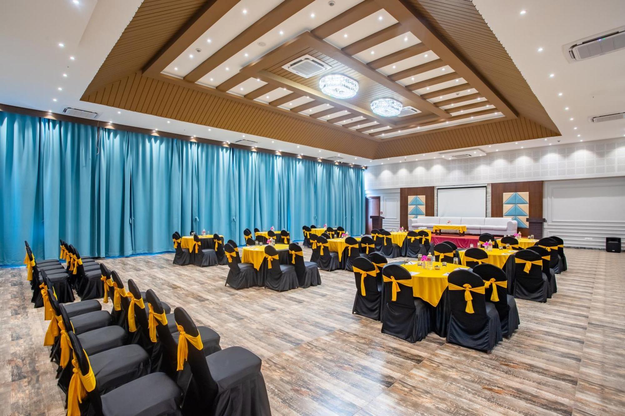 Regenta Resort & Spa By Riverside, Chitwan Bagian luar foto