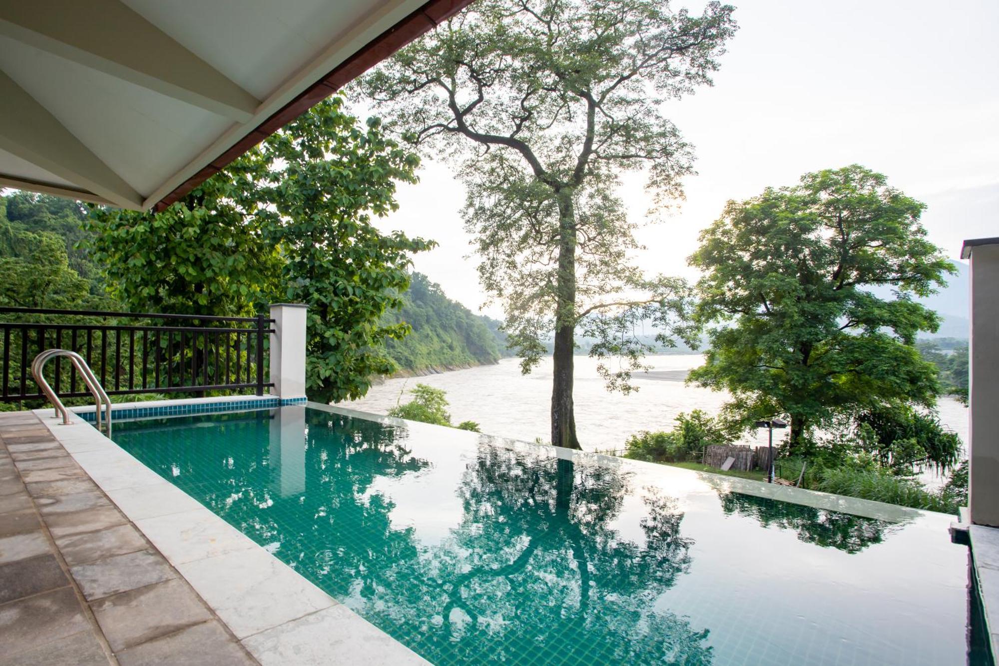 Regenta Resort & Spa By Riverside, Chitwan Bagian luar foto