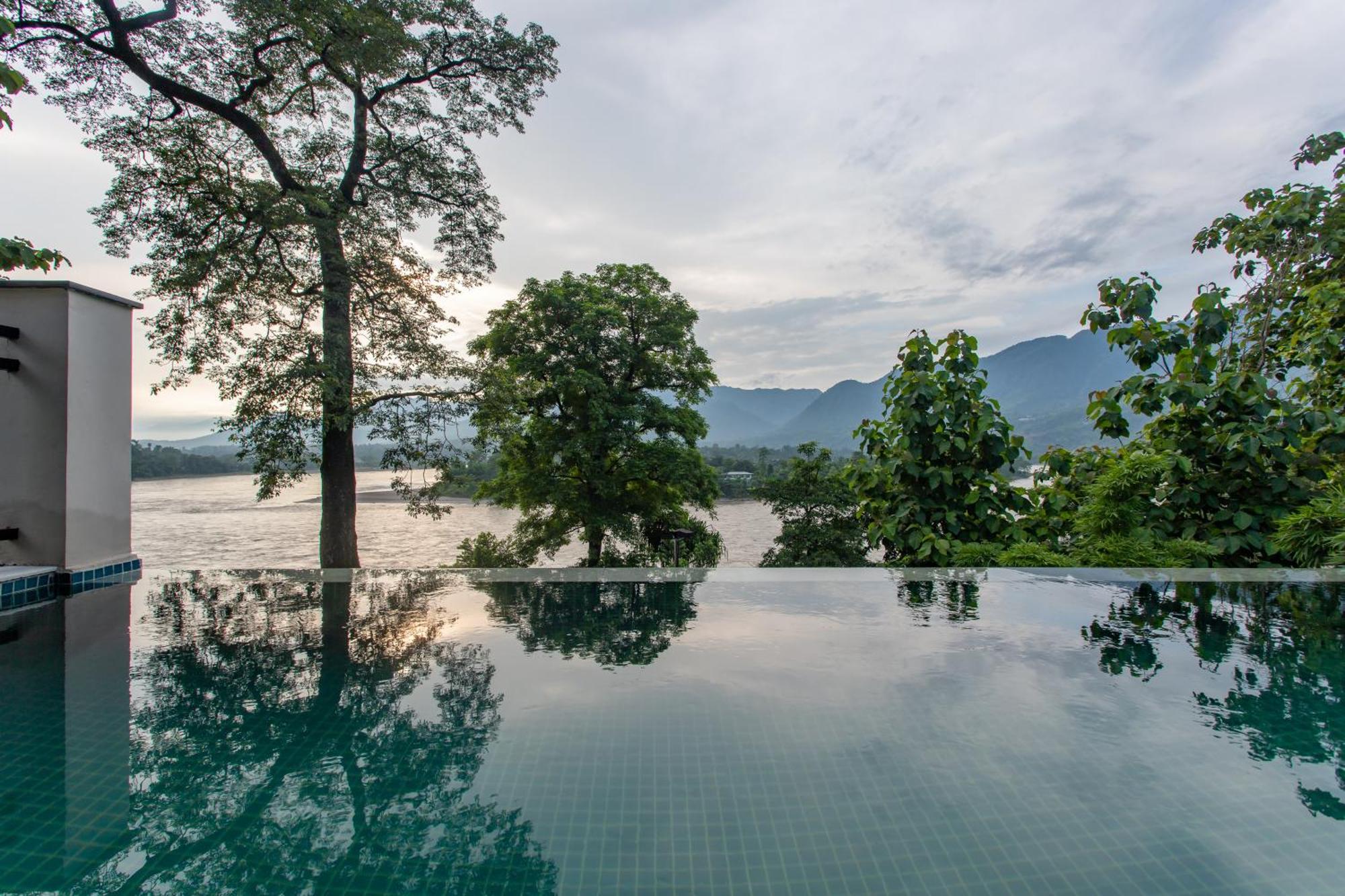 Regenta Resort & Spa By Riverside, Chitwan Bagian luar foto