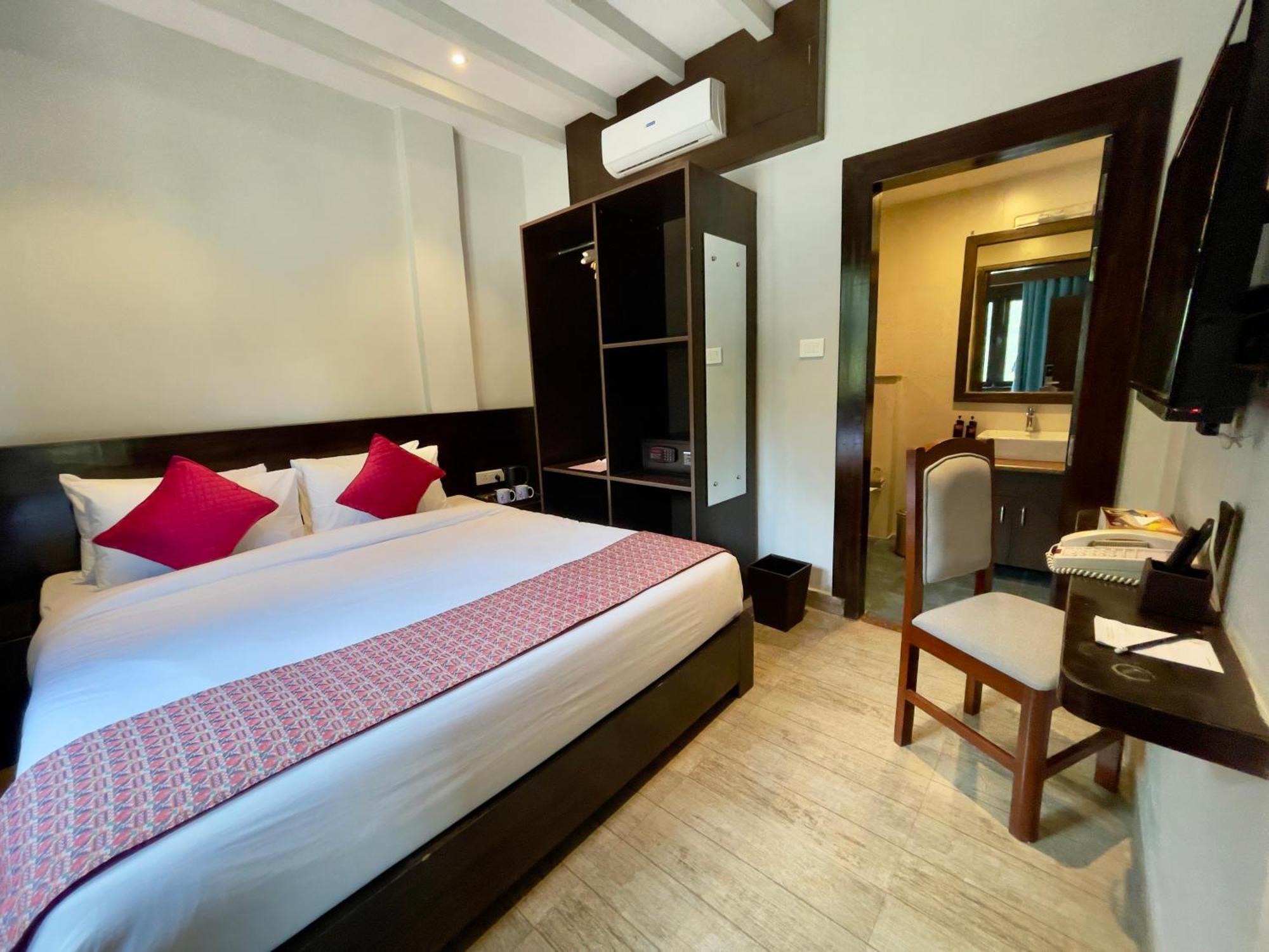 Regenta Resort & Spa By Riverside, Chitwan Bagian luar foto